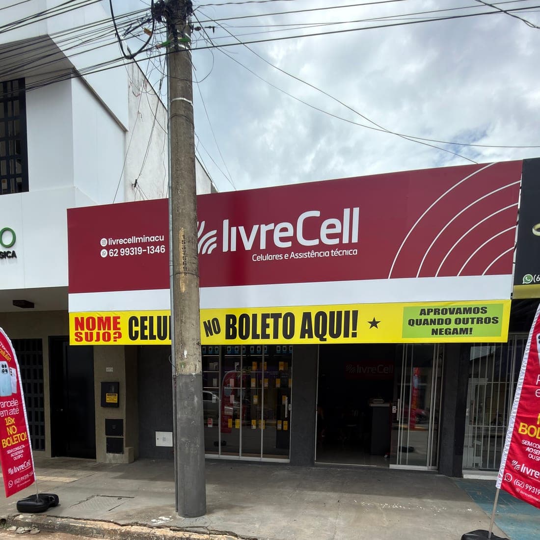 Fachada da LivreCell Minaçu, com a placa vermelha da LivreCell